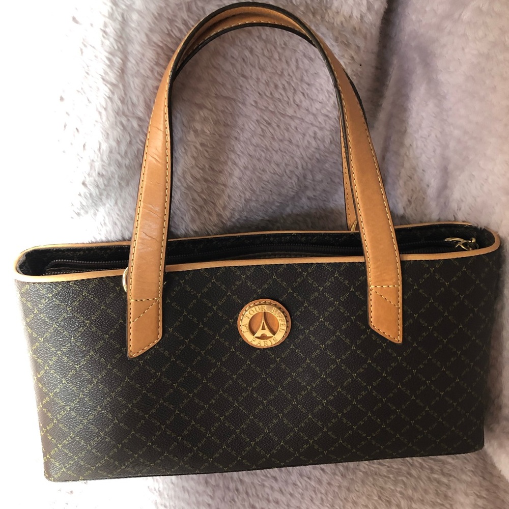 Cross body/shoulder bag/handbag of manageable size